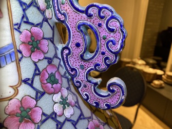 Une paire de grands vases en porcelaine de Chine famille rose, 19&egrave;me
