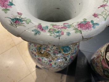 Un grand vase en porcelaine de Chine famille rose, 19&egrave;me