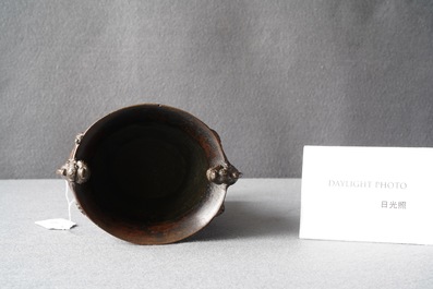 Un vase en bronze aux anses en forme de dragons, Ming