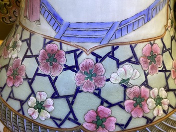 Une paire de grands vases en porcelaine de Chine famille rose, 19&egrave;me