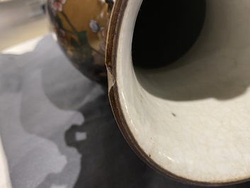 Une paire de vases en porcelaine de Chine dite 'de Nankin' &agrave; d&eacute;cor de Li Tieguai, 19&egrave;me