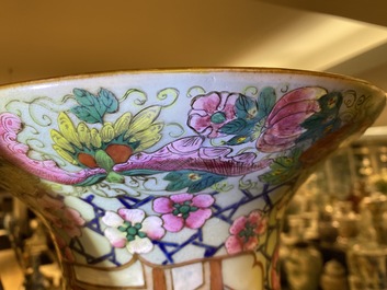 Une paire de grands vases en porcelaine de Chine famille rose, 19&egrave;me