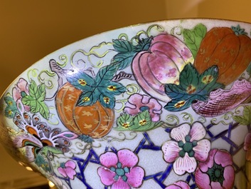 Une paire de grands vases en porcelaine de Chine famille rose, 19&egrave;me