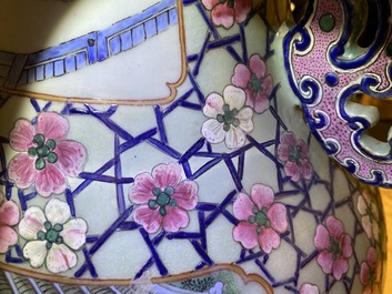 Une paire de grands vases en porcelaine de Chine famille rose, 19&egrave;me