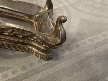 Un br&ucirc;le-parfum couvert en bronze &agrave; inscription en Farsi pour le march&eacute; islamique, marque de Xuande, Qing