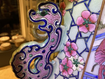 Une paire de grands vases en porcelaine de Chine famille rose, 19&egrave;me