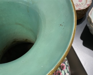 Une paire de grands vases en porcelaine de Chine famille rose, 19&egrave;me