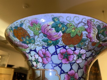 Une paire de grands vases en porcelaine de Chine famille rose, 19&egrave;me