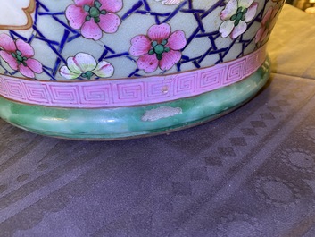 Une paire de grands vases en porcelaine de Chine famille rose, 19&egrave;me
