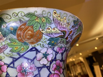 Une paire de grands vases en porcelaine de Chine famille rose, 19&egrave;me