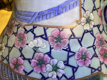 Une paire de grands vases en porcelaine de Chine famille rose, 19&egrave;me