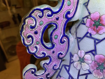 Une paire de grands vases en porcelaine de Chine famille rose, 19&egrave;me
