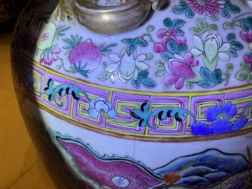 Un grand vase en porcelaine de Chine famille rose, 19&egrave;me