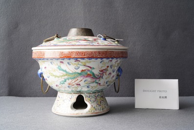 Un pot couvert en porcelaine de Chine famille rose pour le march&eacute; Straits ou Peranakan, 19/20&egrave;me