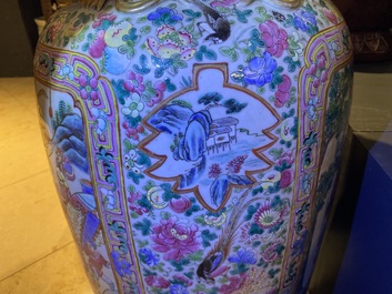 Un grand vase en porcelaine de Chine famille rose, 19&egrave;me