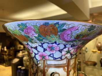 Une paire de grands vases en porcelaine de Chine famille rose, 19&egrave;me