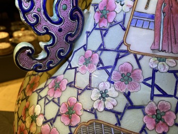 Une paire de grands vases en porcelaine de Chine famille rose, 19&egrave;me