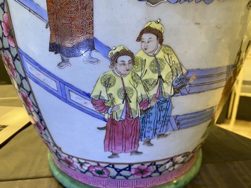 Une paire de grands vases en porcelaine de Chine famille rose, 19&egrave;me