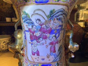 Un grand vase en porcelaine de Chine famille rose, 19&egrave;me