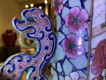 Une paire de grands vases en porcelaine de Chine famille rose, 19&egrave;me