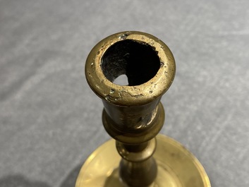 Un bougeoir en bronze, Flandres ou Pays-Bas, 16&egrave;me