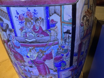 Un grand vase en porcelaine de Chine famille rose, 19&egrave;me