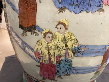 Une paire de grands vases en porcelaine de Chine famille rose, 19&egrave;me