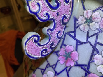 Une paire de grands vases en porcelaine de Chine famille rose, 19&egrave;me