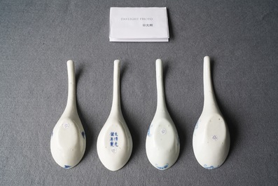 Vier Chinese blauw-witte lepels, 19/20e eeuw