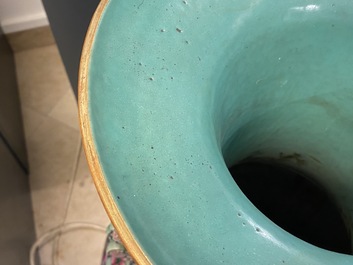 Une paire de grands vases en porcelaine de Chine famille rose, 19&egrave;me