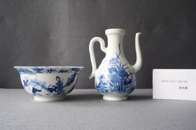 Une verseuse et un bol au tigre en porcelaine de Chine en bleu et blanc, marque et &eacute;poque de Kangxi