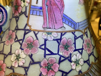Une paire de grands vases en porcelaine de Chine famille rose, 19&egrave;me