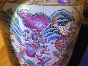 Un grand vase en porcelaine de Chine famille rose, 19&egrave;me