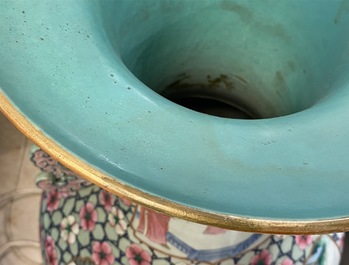 Une paire de grands vases en porcelaine de Chine famille rose, 19&egrave;me