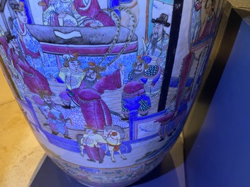Un grand vase en porcelaine de Chine famille rose, 19&egrave;me