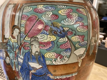 Une paire de grands vases en porcelaine de Chine famille rose, 19&egrave;me