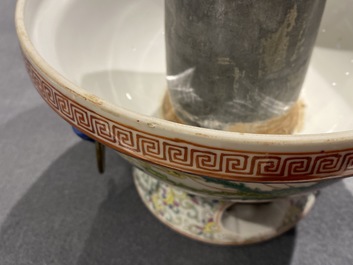 Un pot couvert en porcelaine de Chine famille rose pour le march&eacute; Straits ou Peranakan, 19/20&egrave;me