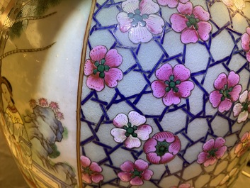 Une paire de grands vases en porcelaine de Chine famille rose, 19&egrave;me