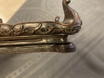 Un br&ucirc;le-parfum couvert en bronze &agrave; inscription en Farsi pour le march&eacute; islamique, marque de Xuande, Qing