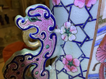 Une paire de grands vases en porcelaine de Chine famille rose, 19&egrave;me