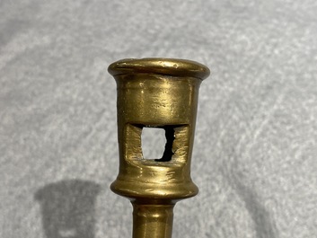 Un bougeoir en bronze, Flandres ou Pays-Bas, 16&egrave;me