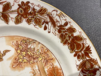 Deux assiettes en porcelaine de Chine en rouge de fer et dor&eacute; &agrave; d&eacute;cor du 'bapt&ecirc;me', Kangxi