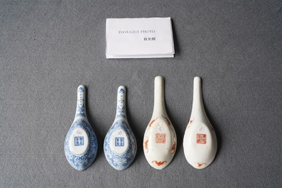 Vier Chinese blauw-witte en famille rose lepels, 19e eeuw
