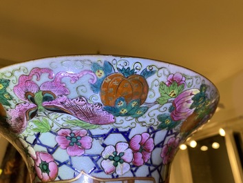 Une paire de grands vases en porcelaine de Chine famille rose, 19&egrave;me