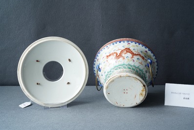 Un pot couvert en porcelaine de Chine famille rose pour le march&eacute; Straits ou Peranakan, 19/20&egrave;me