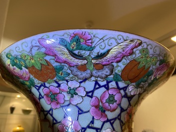Une paire de grands vases en porcelaine de Chine famille rose, 19&egrave;me