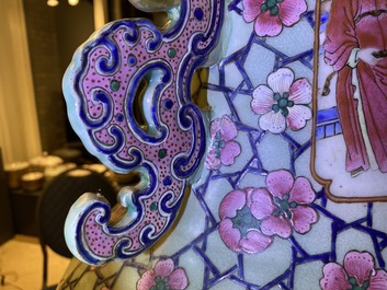 Une paire de grands vases en porcelaine de Chine famille rose, 19&egrave;me
