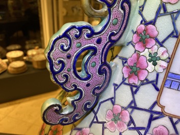 Une paire de grands vases en porcelaine de Chine famille rose, 19&egrave;me