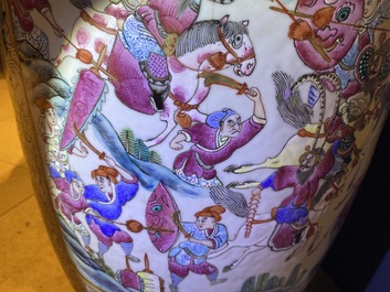 Un grand vase en porcelaine de Chine famille rose, 19&egrave;me