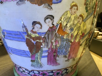 Une paire de grands vases en porcelaine de Chine famille rose, 19&egrave;me